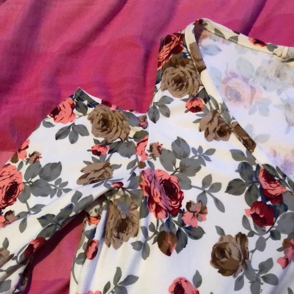 Cute off the shoulder tee with neckalace - Picture 2 of 5